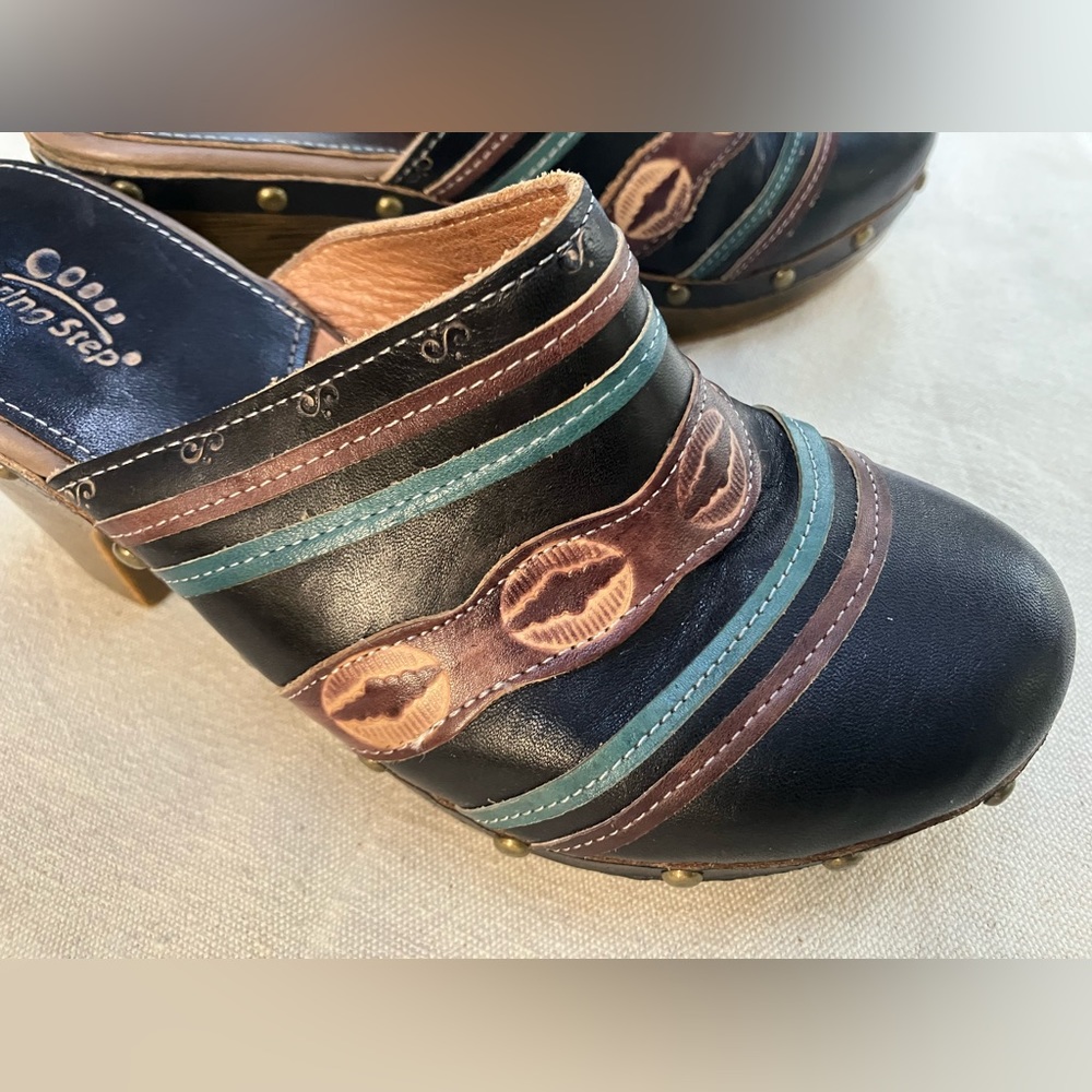 Clog Sz8.5(Sz 39) all leather upper/cool studded patch Aztec design. SpringStep